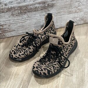 Danskin Black and Tan cheetah leopard slip on  Sneakers